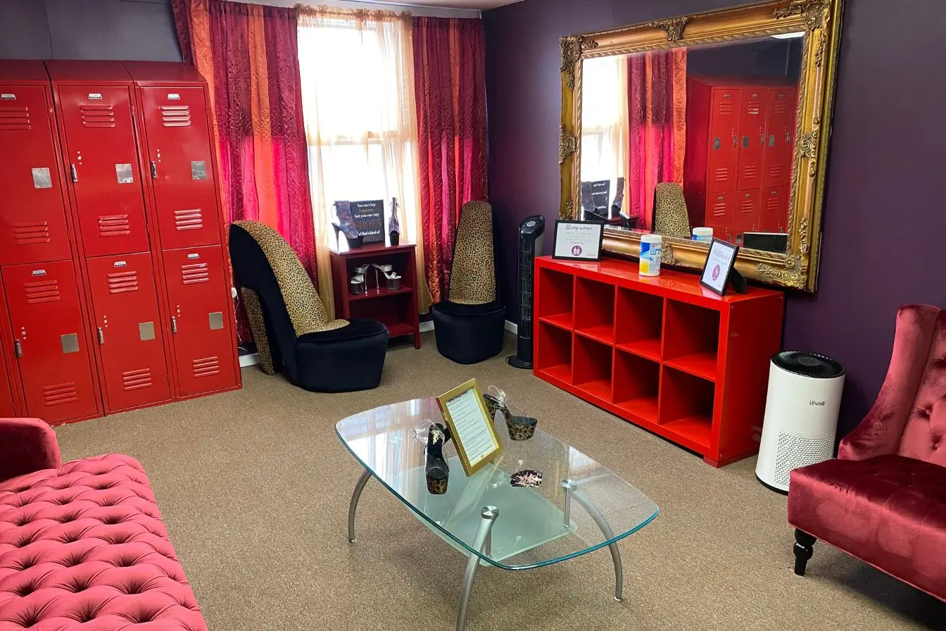 PoleKittens waiting area with red lockers and oversized gold mirrors